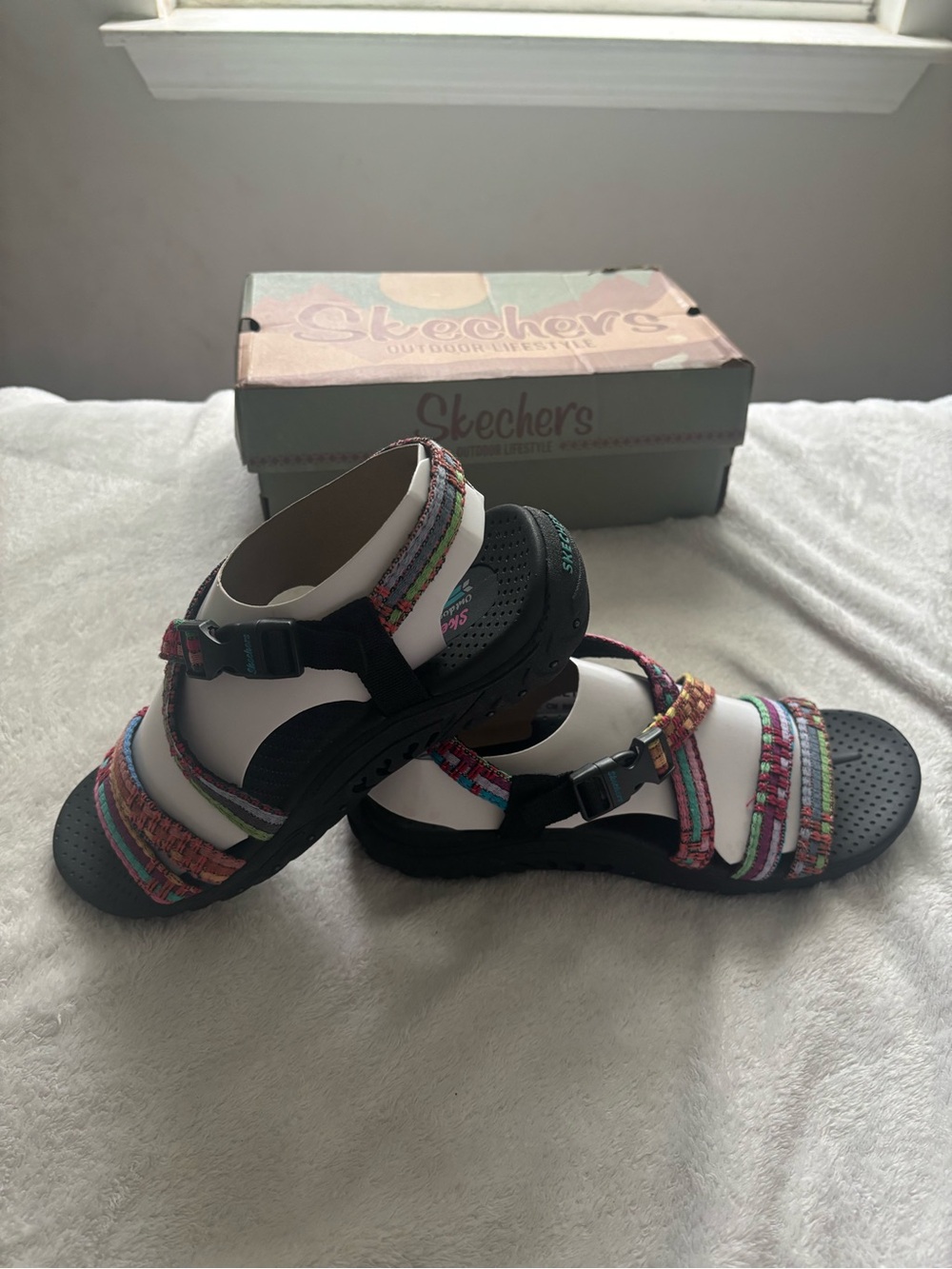 Skechers Women White Sandals with Multicolor Woven Straps Size 9 - Picture 2 of 6